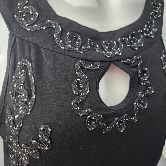 Lauren Michelle Black Top Size L‎ Embroidered Floral Swirl Keyhole Boat Neckline - Picture 12 of 13